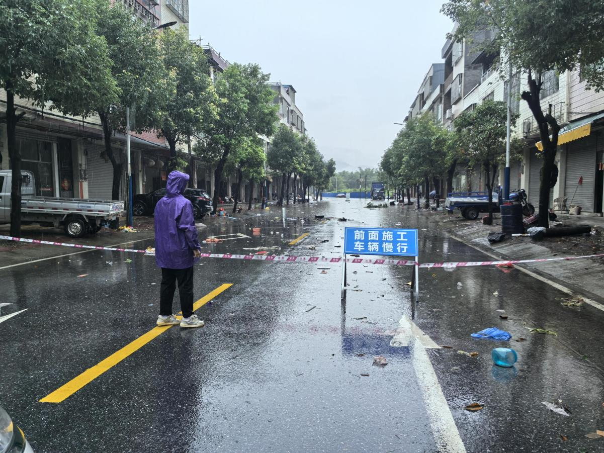 过水道路拉好警戒线.png