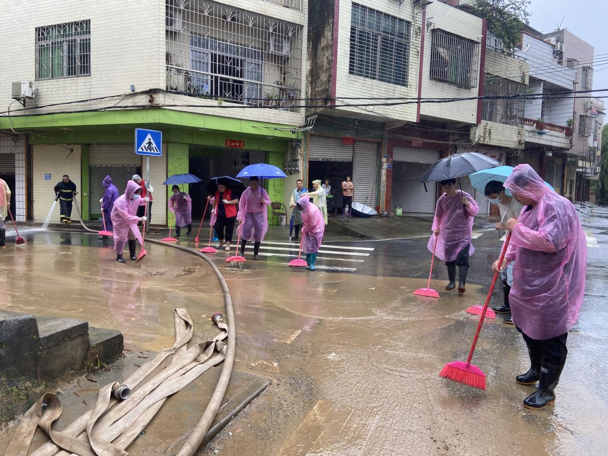 干群合力开展清淤行动.png