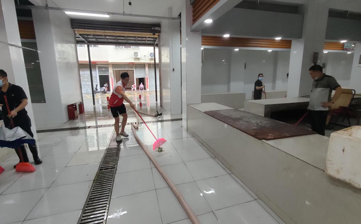 党员干部在桥西市场开展清扫工作,助力恢复整洁经营秩序.png