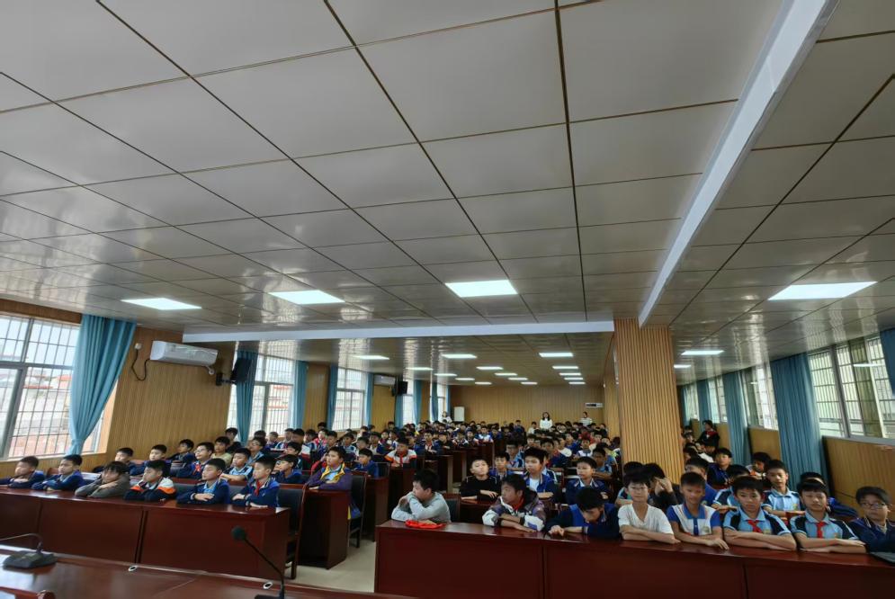 1225黎溪中小开展六年级男生防性侵专题讲座.docx_2