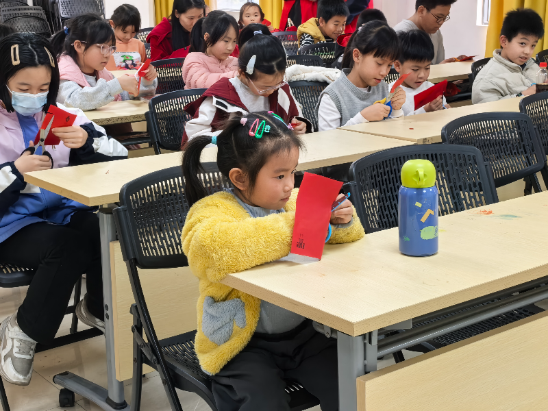 时间：2026年2月5日 地点：新时代文明实践所  “妙剪生花添新喜 翰墨挥春送福来”我们的节日&middot;春节主题活动（3）.jpg