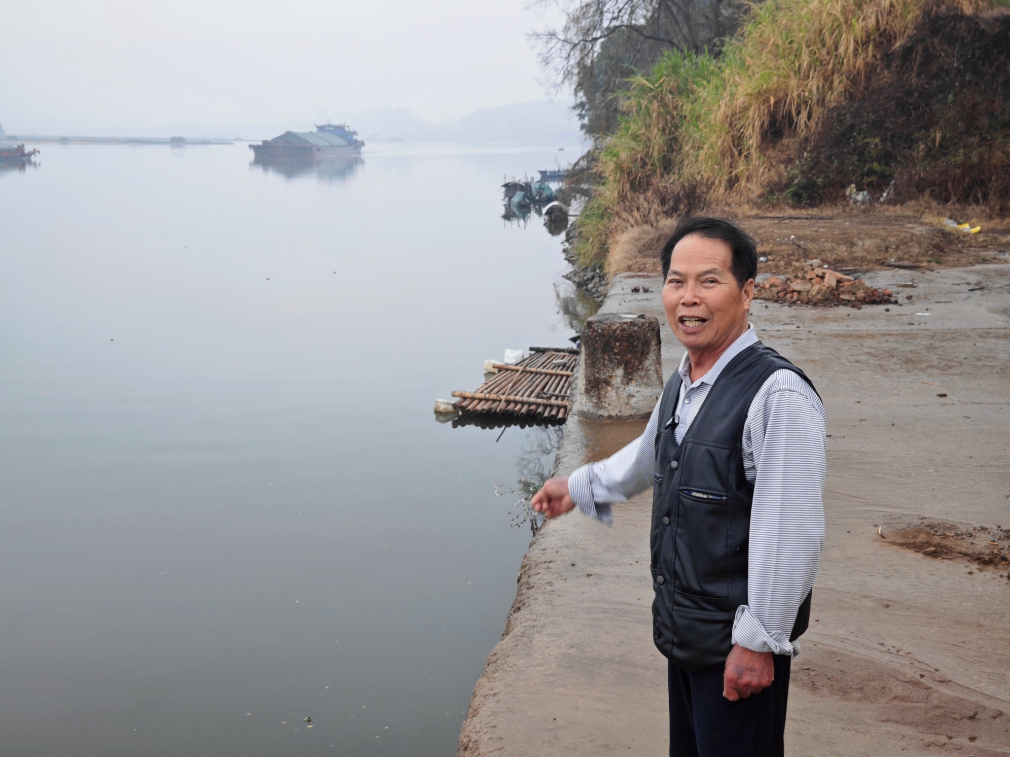 赖神志在救人现场讲述事情经过。通讯员供图