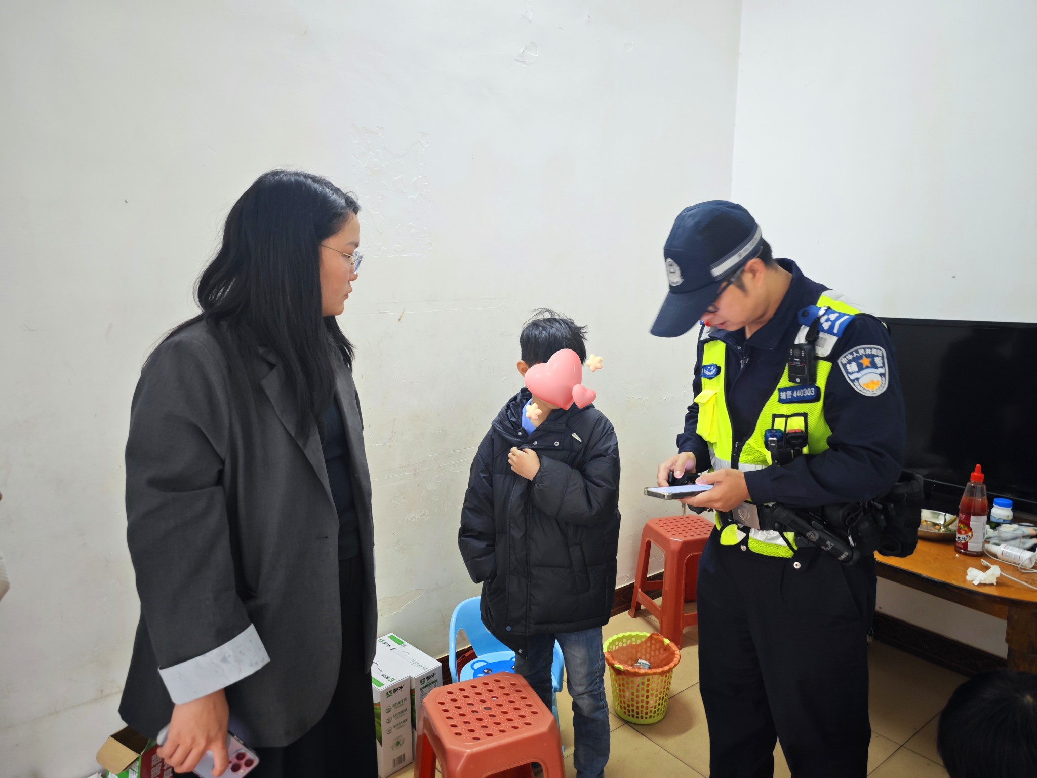 望埠社区干部和派出所辅警入户了解溺水小孩情况。通讯员供图