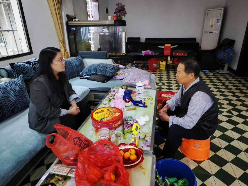 社区干部入户关心救人英雄赖神志。通讯员供图