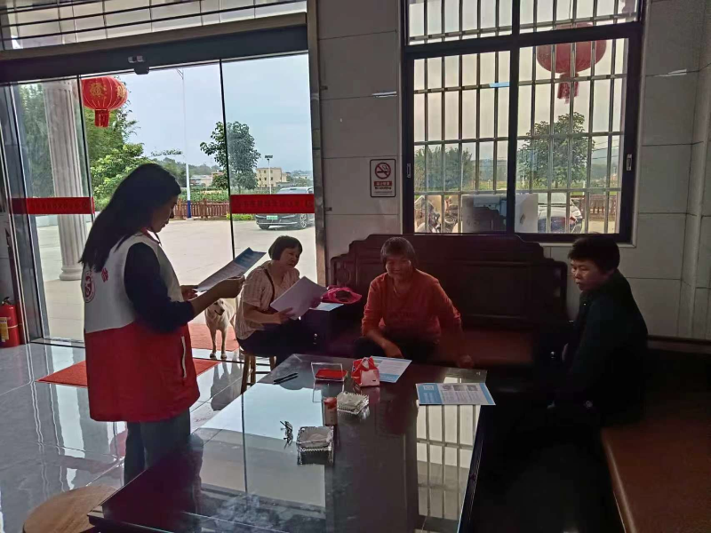 在村委服务大厅宣讲交通安全.jpg