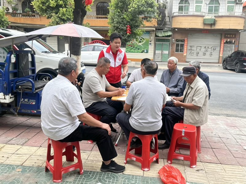 在老年人活动场所宣讲交通安全.jpg
