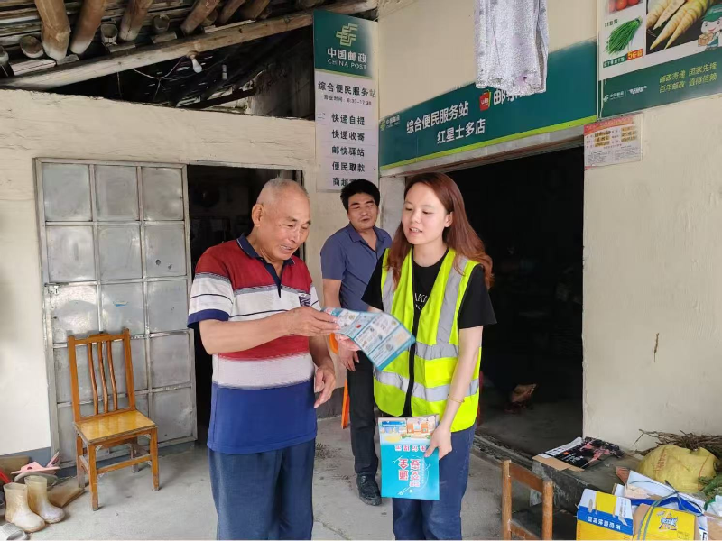 在邮政便民服务站宣讲交通安全.jpg