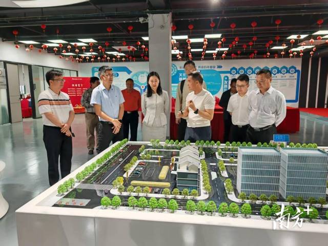 驻外招商先锋队临时党支部党员干部主动靠前服务，全程跟进项目洽谈、实地考察、落地审批全流程。英德市招商中心供图