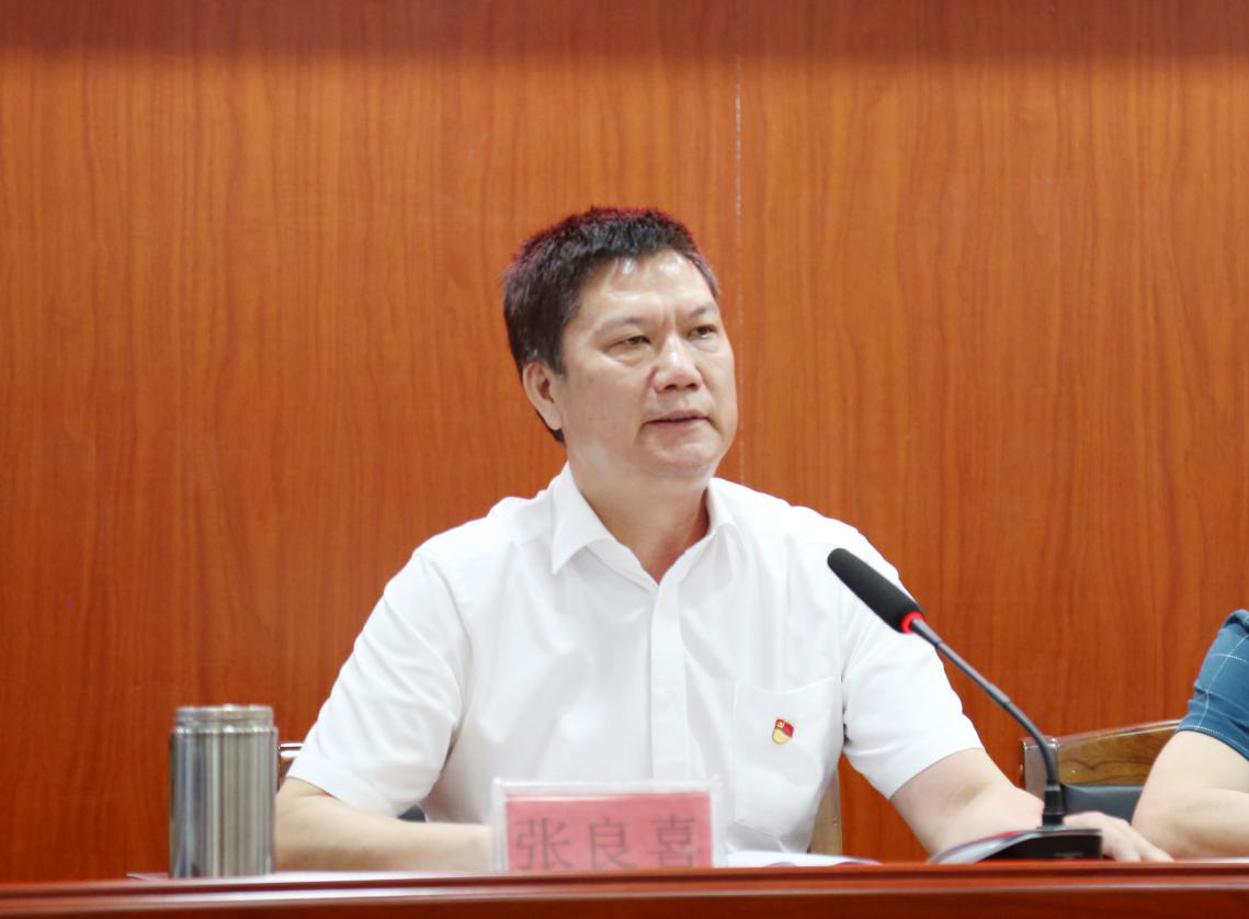 总支部书记张良喜同 