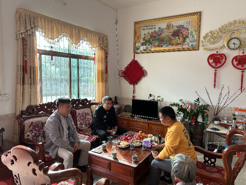 党委委员、武装部部长蓝文豪带队入户宣传征兵相关政策.jpg