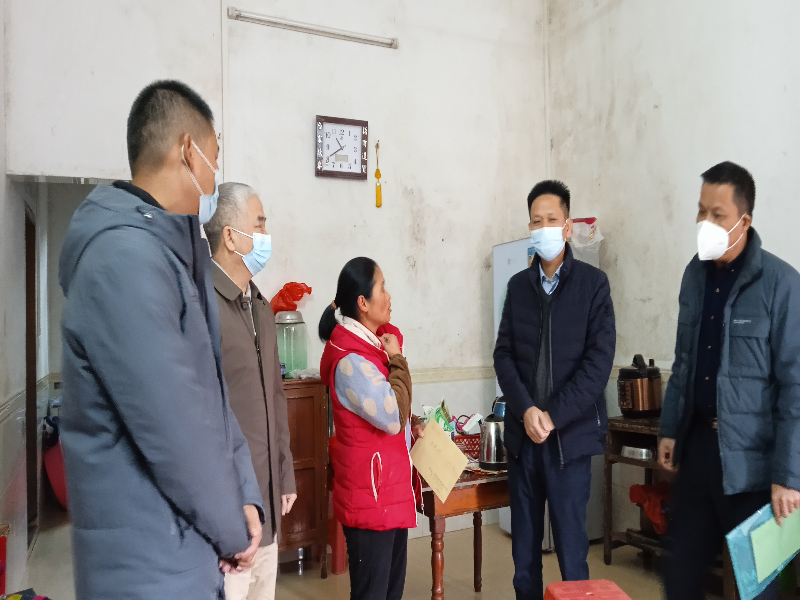入户走访慰问防返贫监测对象.jpg