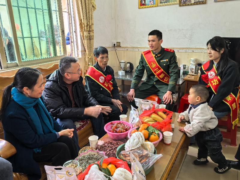 送喜报队伍与军人及其家属进行亲切交流.jpg