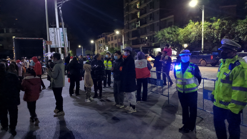 干警和人大代表守路口1.jpg