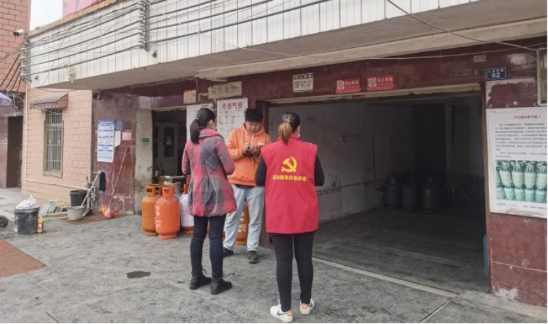 4.洭州社区党员干部检查辖区“三小”场所消防安全.png