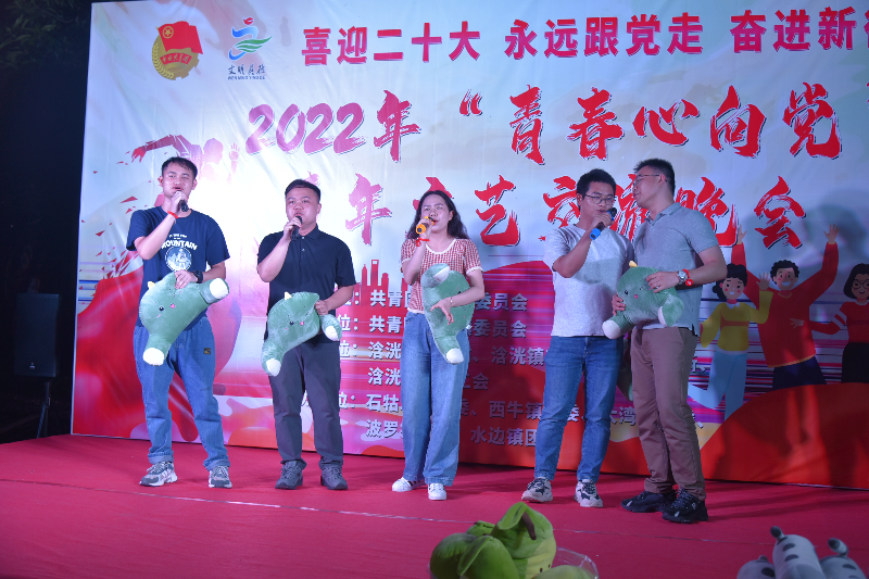 5.大湾镇青年代表带来的合唱歌曲《光辉岁月》.JPG