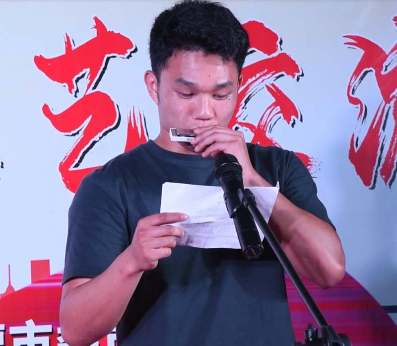 6.水边镇青年代表的节目口琴独奏《海阔天空》.jpg