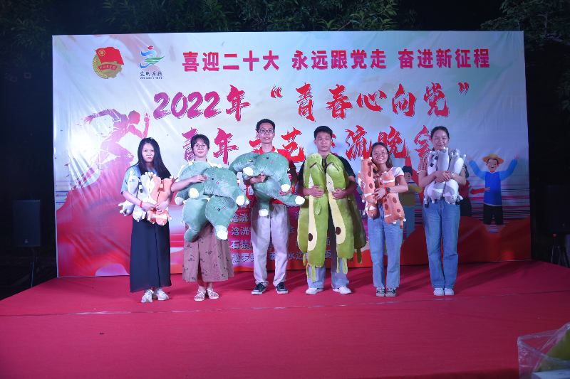 13.颁发“无声传语”游戏环节纪念品.JPG