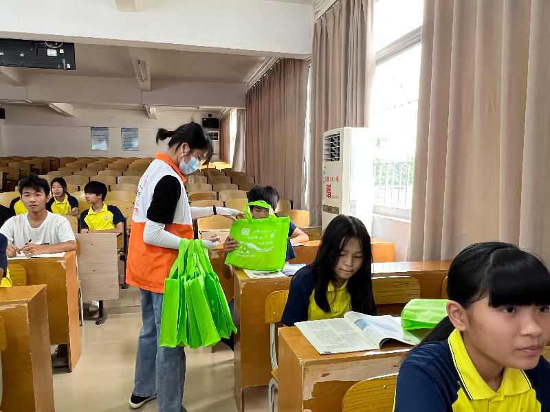 2.派发宣传单张及主题环保袋.JPG