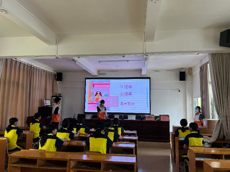 3.志愿者为女学生科普了女性生理卫生知识.JPG