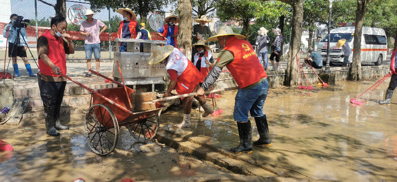 6.付东林到英西中学开展清淤工作.jpg