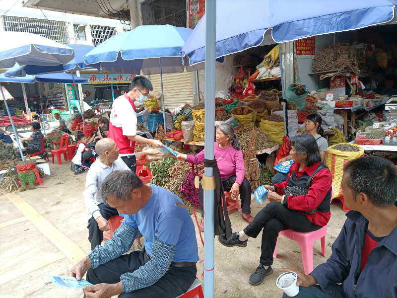 4.反诈办人员前往银行周边店铺开展反诈活动.jpg