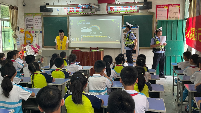 3.工作人员为学生普及防范电信网络诈骗技巧.jpg