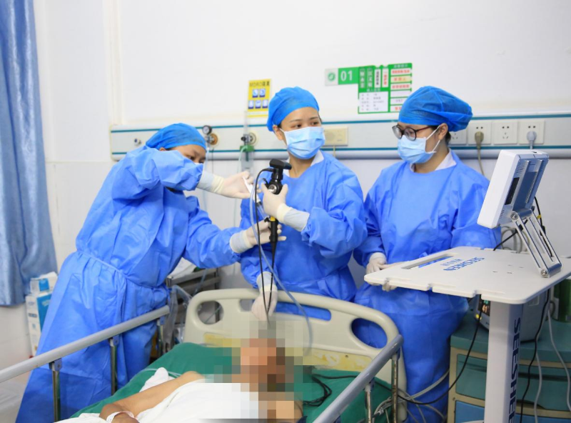 医院内科二区副主任潘辉婷（中）带领团队医务人员为患者进行镜下肺泡灌洗及用药.png