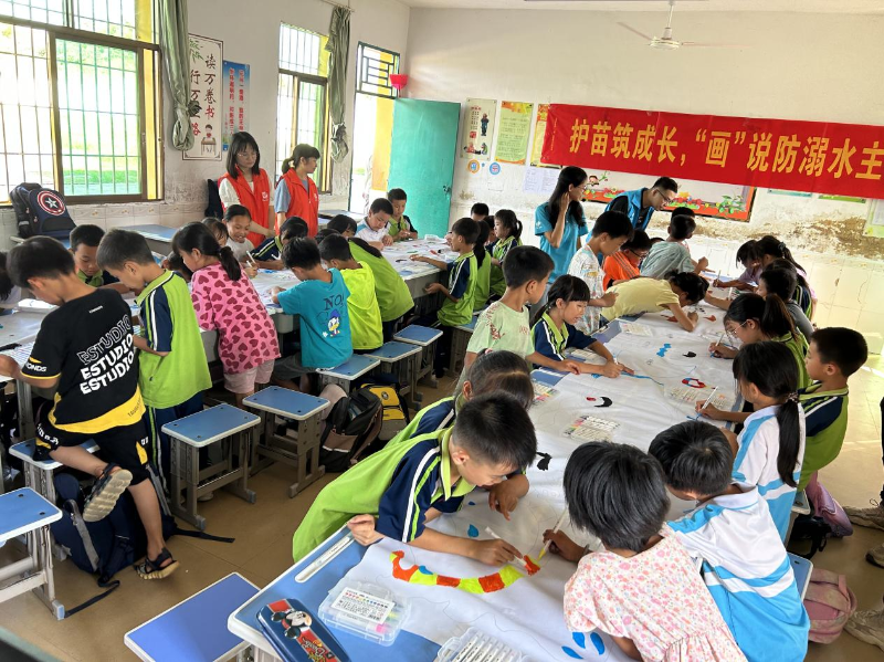 同学们参与绘画.png