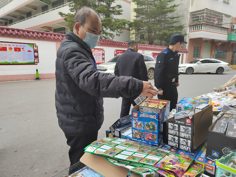 浛洸镇党委委员邹钦华检查校园周边文化环境.jpg