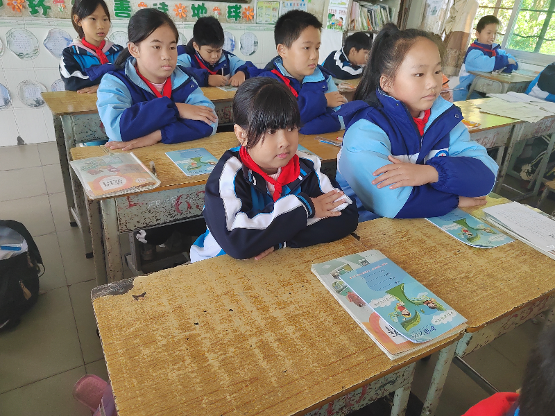 志愿者向学生发放“扫黄打非”宣传品.jpg