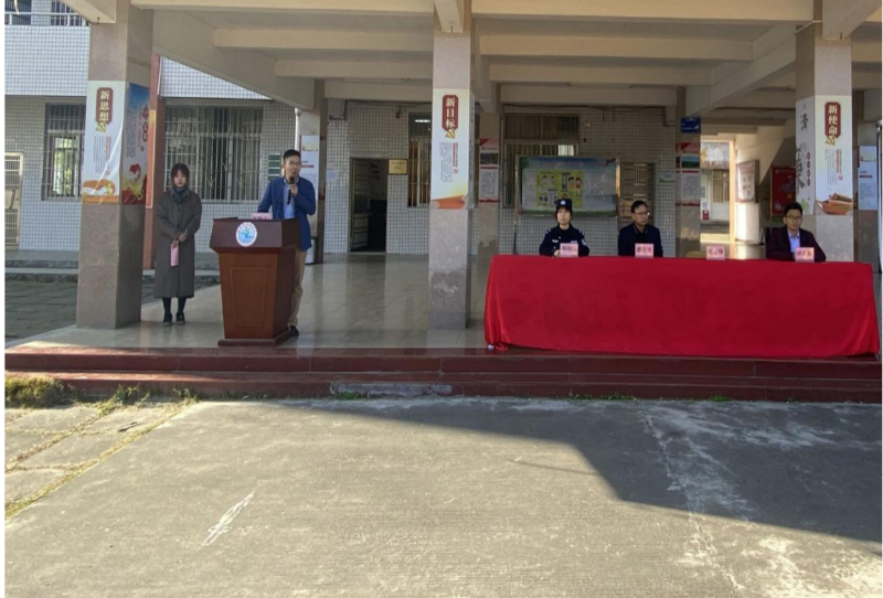 浛洸镇党委书记郑远锋在初级中学普及宪法知识.png