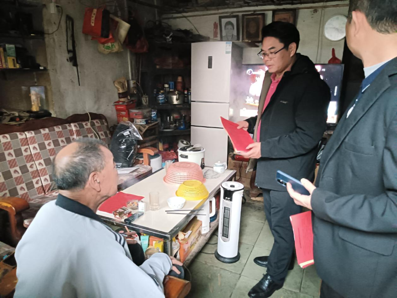 浛洸镇党委副书记、镇长谭文欢向洭州社区居民宣传消防、交通安全知识.png