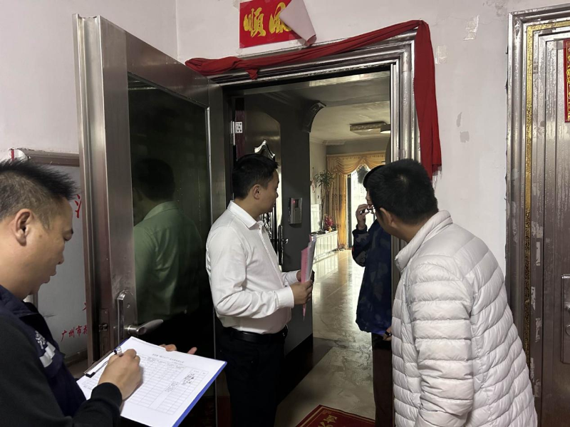 浛洸镇副镇长蓝飞龙向光南社区居民宣传消防、交通安全知识.png
