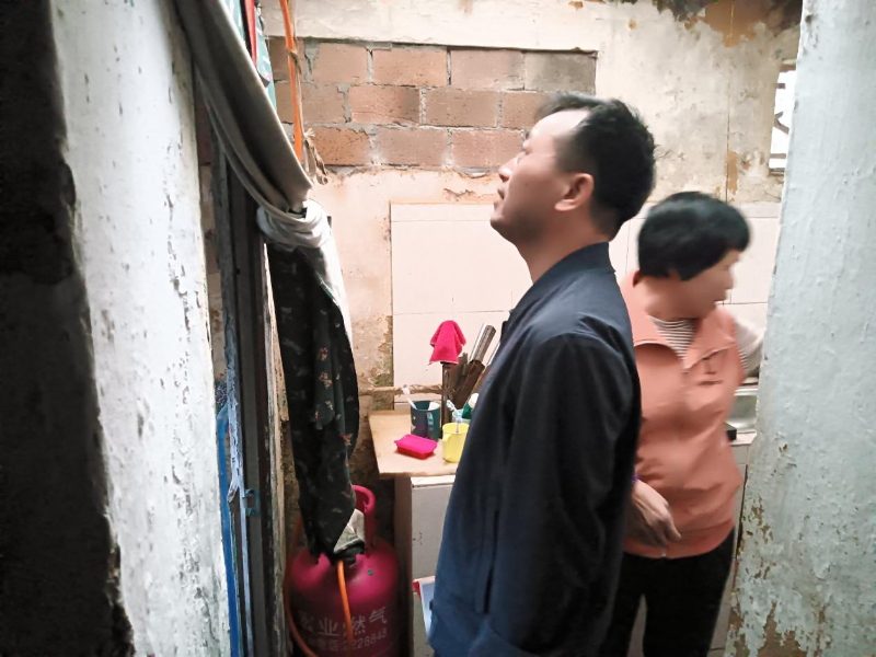 浛洸镇党委副书记巫德葵进入居民家中检查燃气管道.png