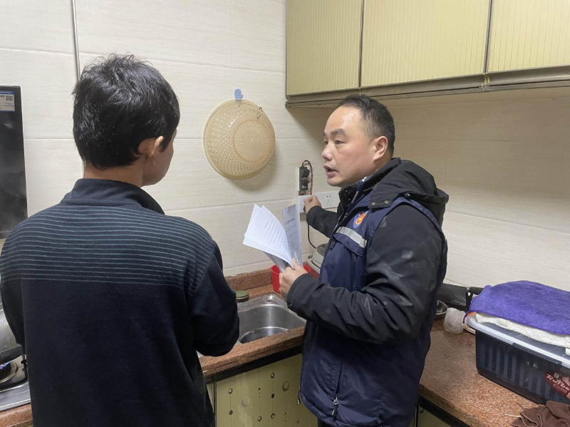 浛洸镇镇村干部提醒居民安装防漏电保护开关.png