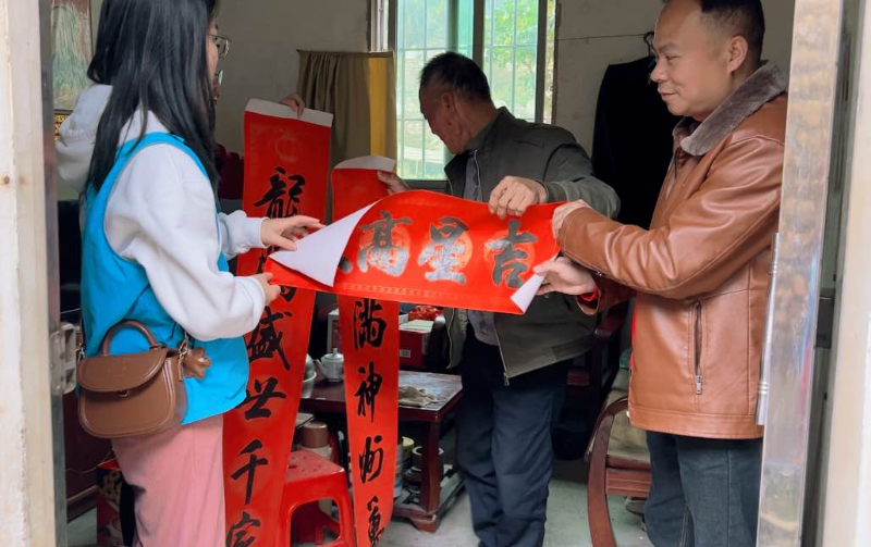 工作人员入户送春联和慰问品.png