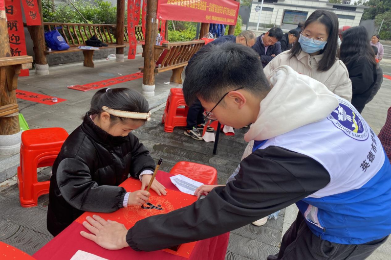 “小小书法家”书写新年祝福春联.png