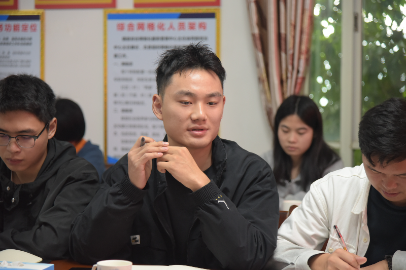 年轻干部发言.JPG