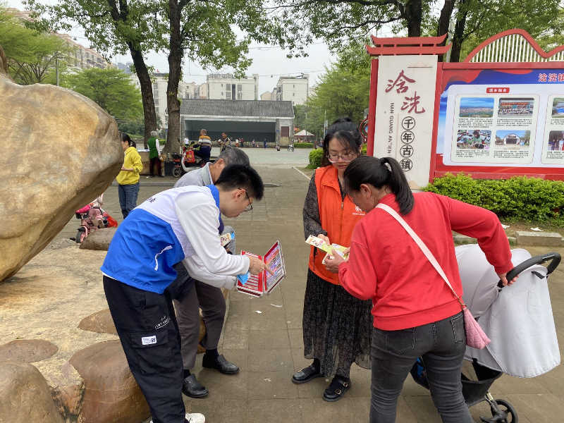禁毒社工现场给居民展示毒品样板.png