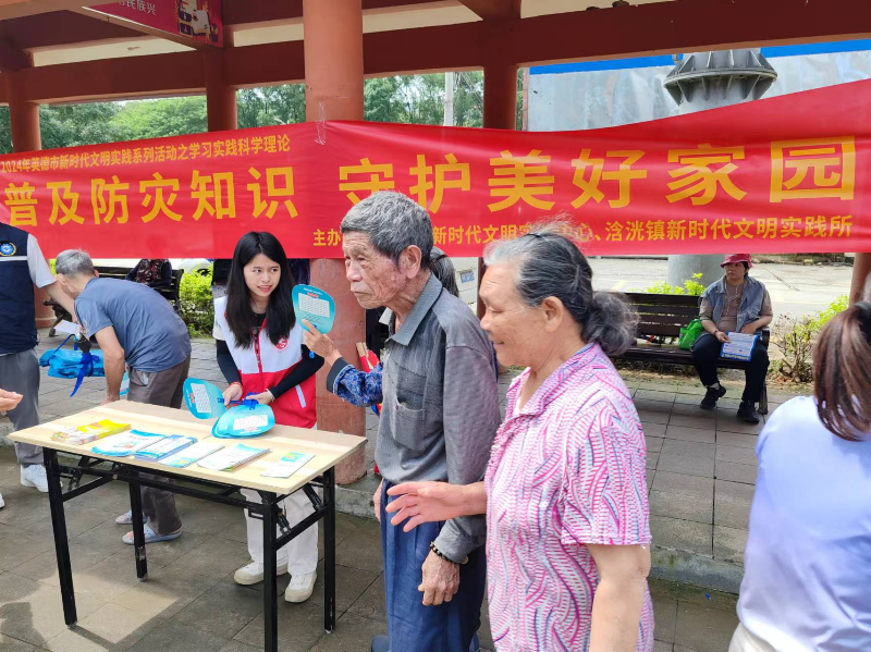 志愿者耐心向群众解答问题.jpg