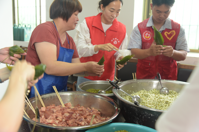 时间：6月6日 地点：浛洸镇洭州居委会 主办单位：浛洸镇新时代文明实践所、洭州社区新时代文明实践站 主题：“浓情端午进校园 传统文化进社区”—— “我们的节日&middot;端午”包粽子活动.jpg
