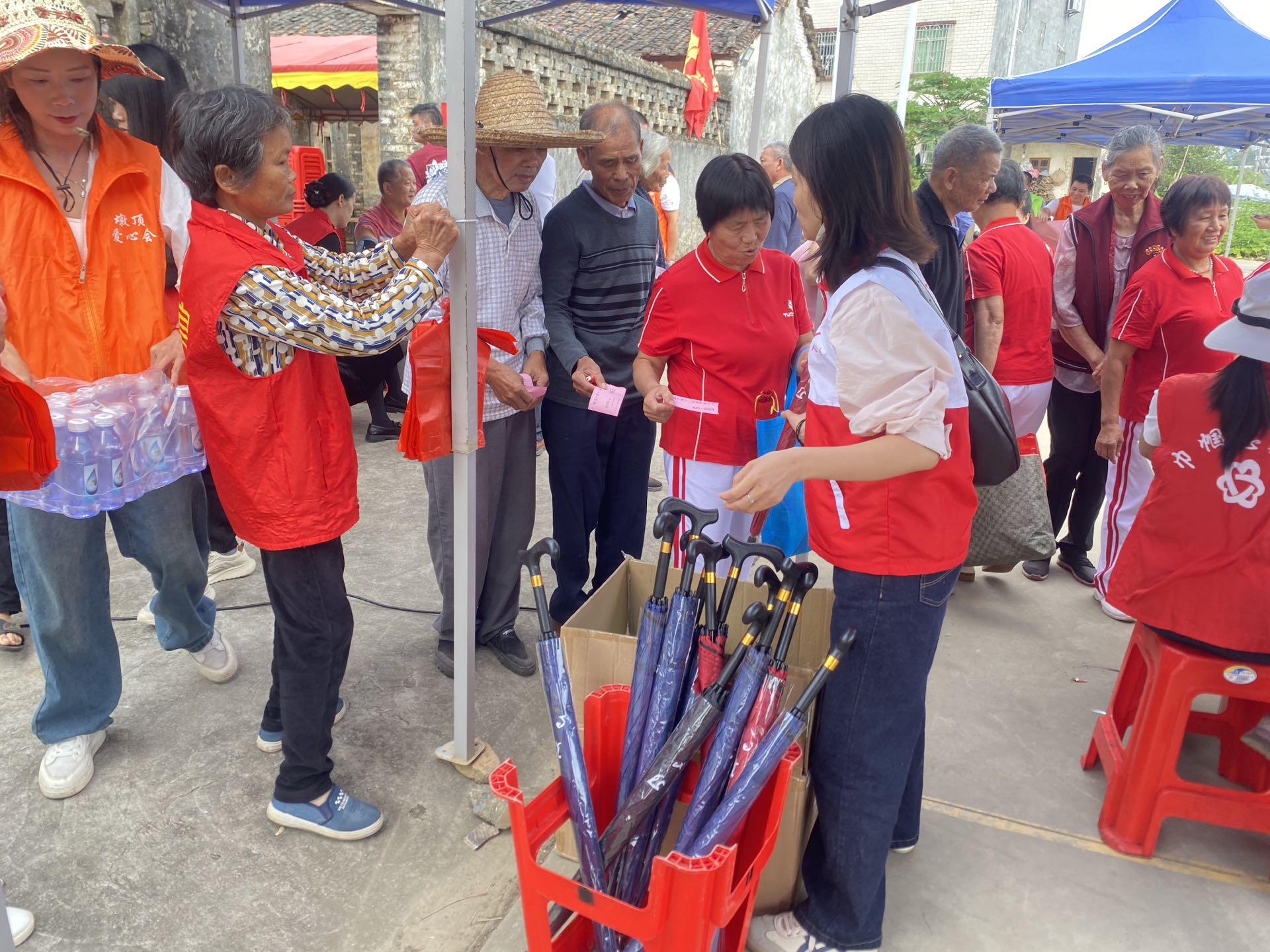 志愿者为每位长者送上适老化雨伞便携储物袋等实用小礼品.jpg