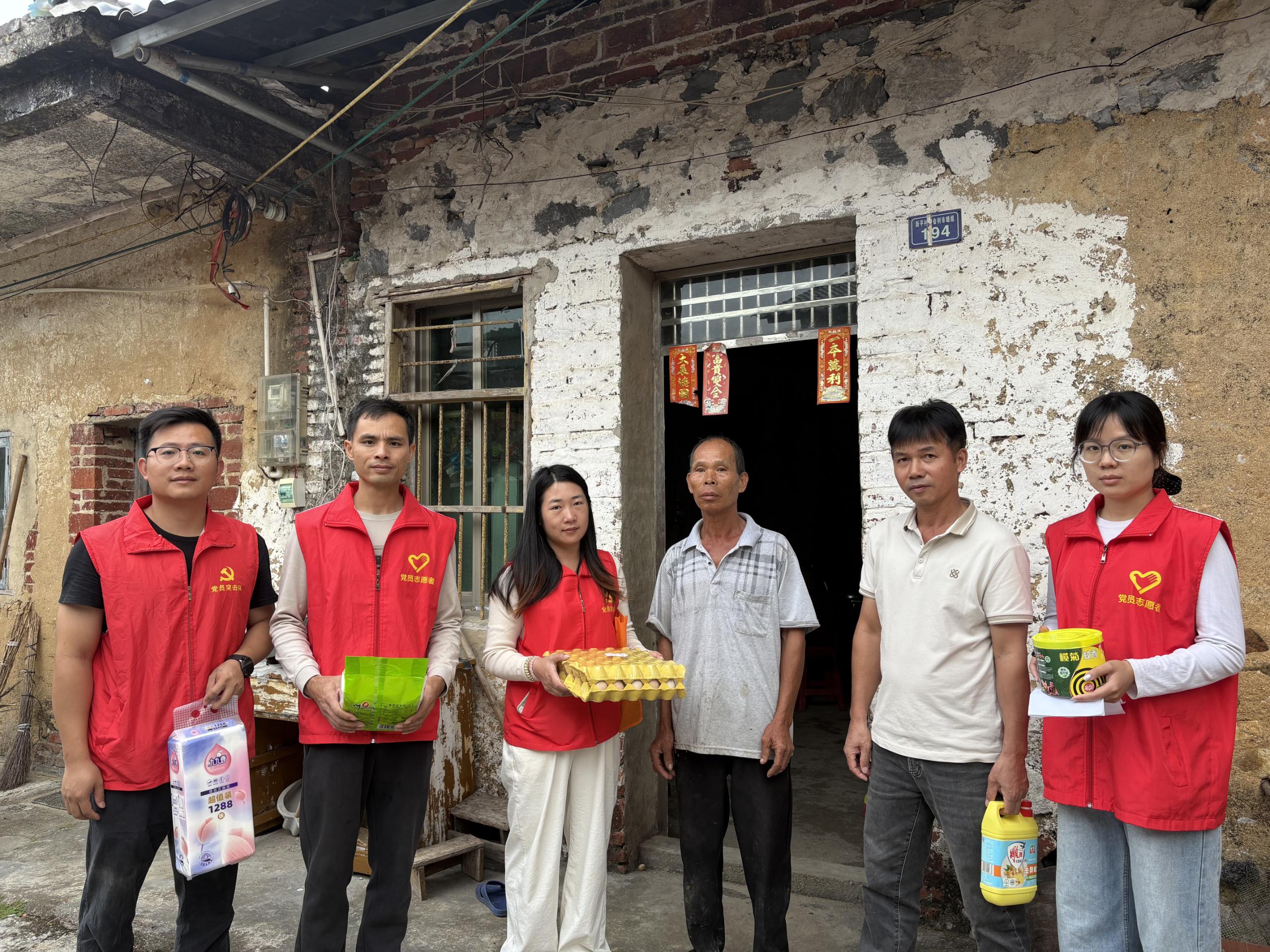 志愿者逐户走访长者并送上慰问品.jpg