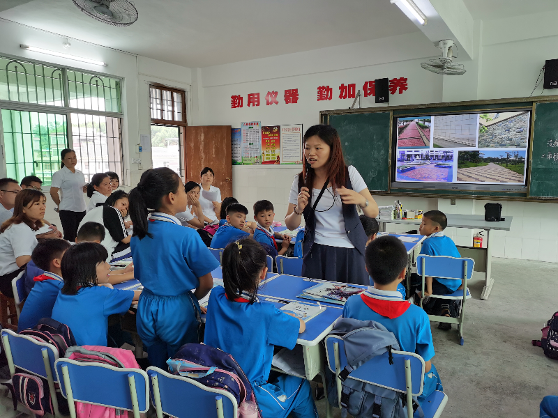 邓丽清老师的数学课堂.jpg