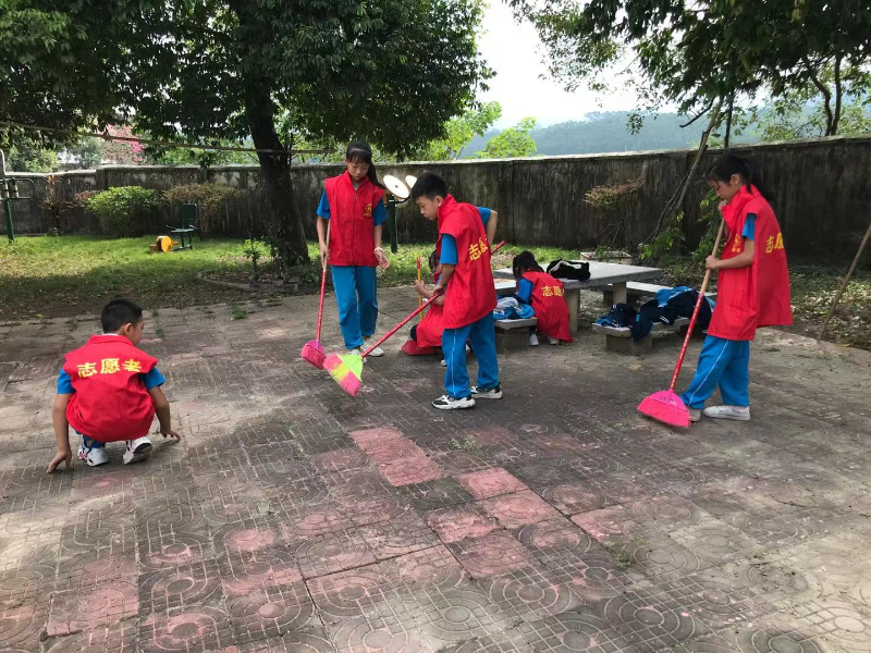中心小学党员、师生到敬老院开展志愿服务活动2.jpg