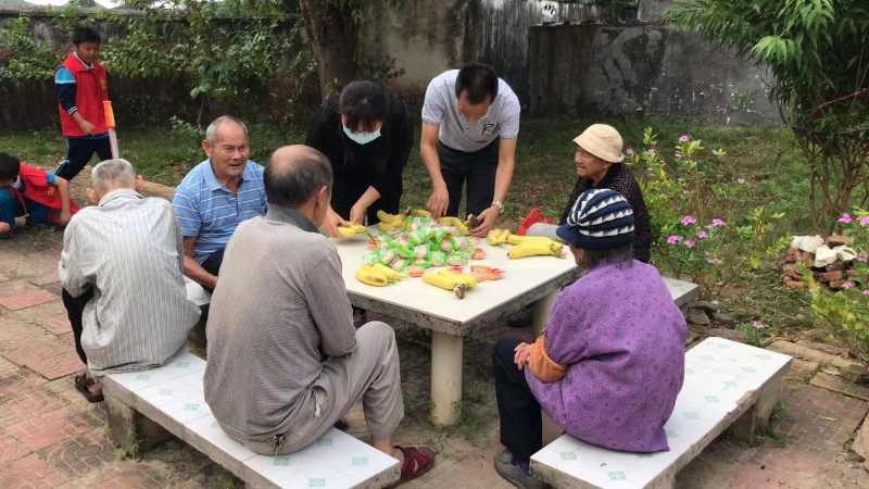 中心小学党员、师生到敬老院开展志愿服务活动3.jpg