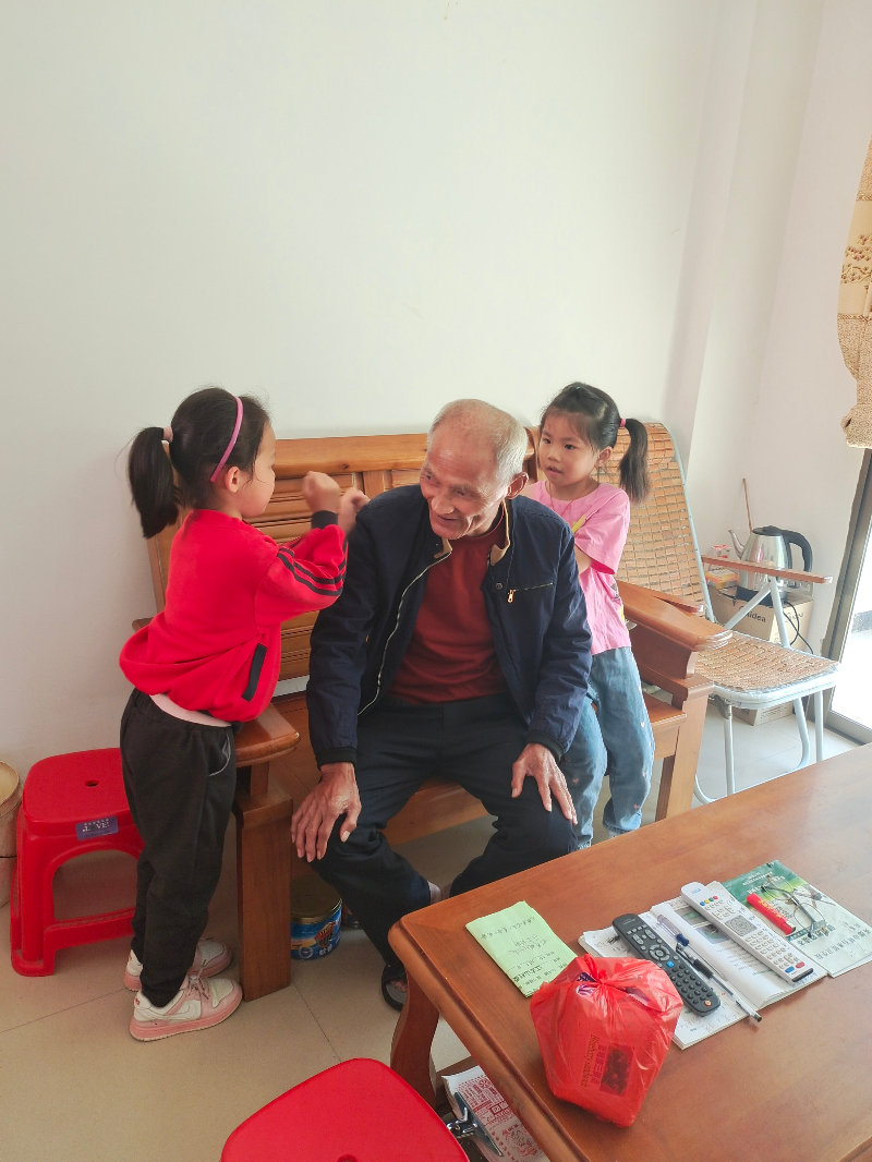 江古山小学附属幼儿园小朋友到江古山村颐养居开展孝亲敬老活动.jpg