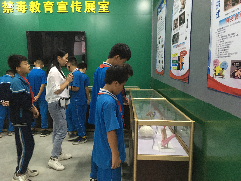 辅导员老师讲解毒品的危害.jpg