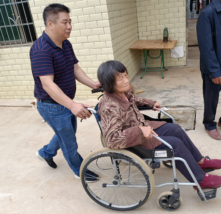 副镇长谭教初入户接送行动不便的群众接种疫苗.png