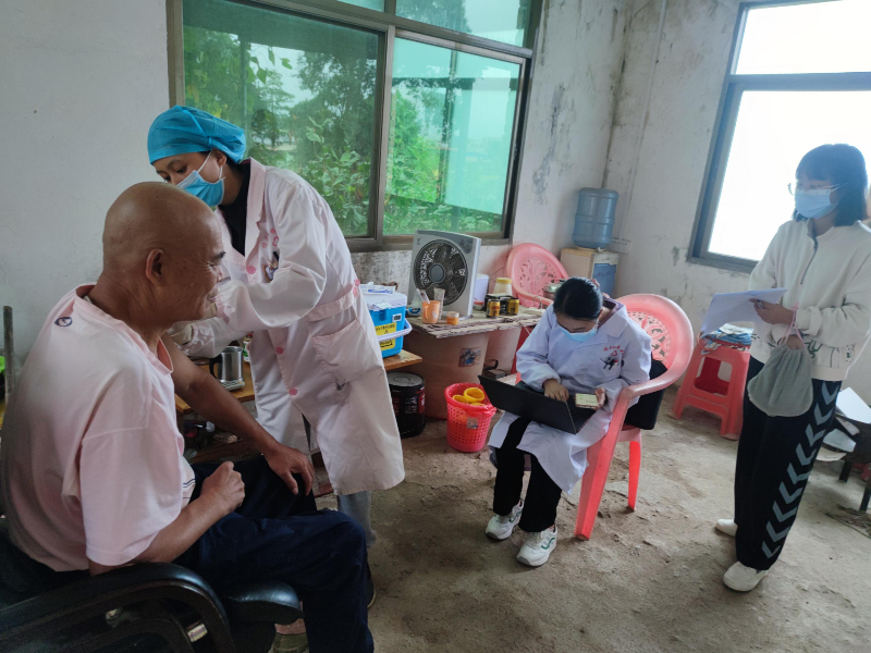 医务人员送苗入户为群众接种疫苗.jpg